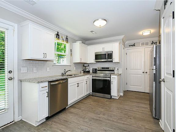 3rd image of 624 Grand St