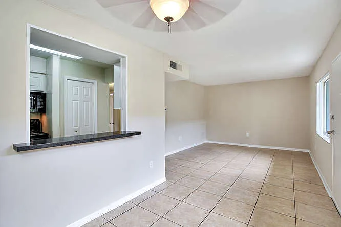 Chateau Apartments — Photo 37