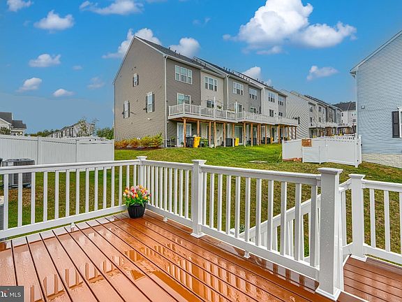 5th image of 190 Woodgate Cir