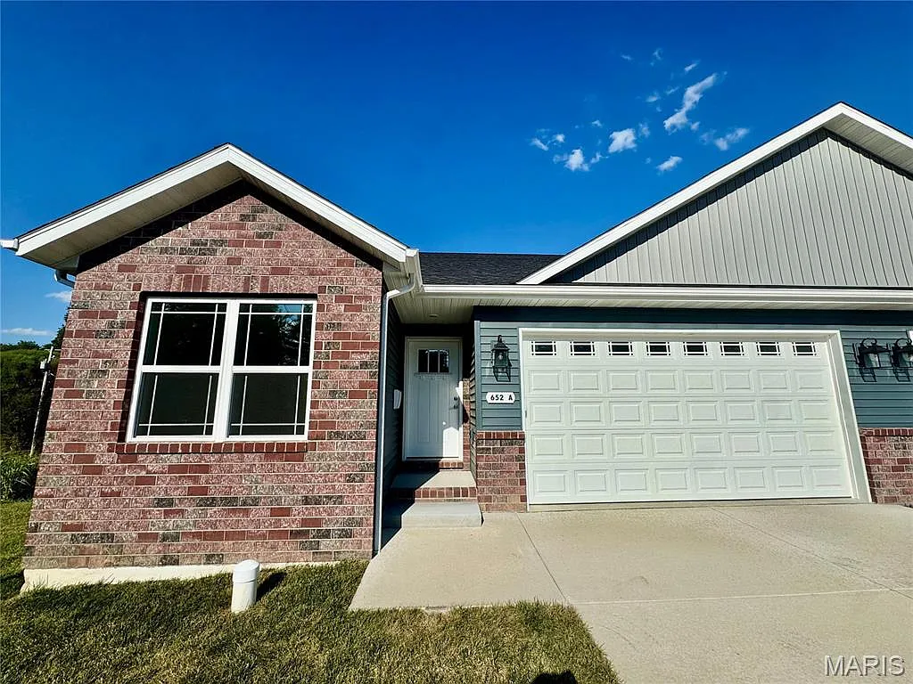 3 bed, 2710 sqft, $2,350 — Photo 2