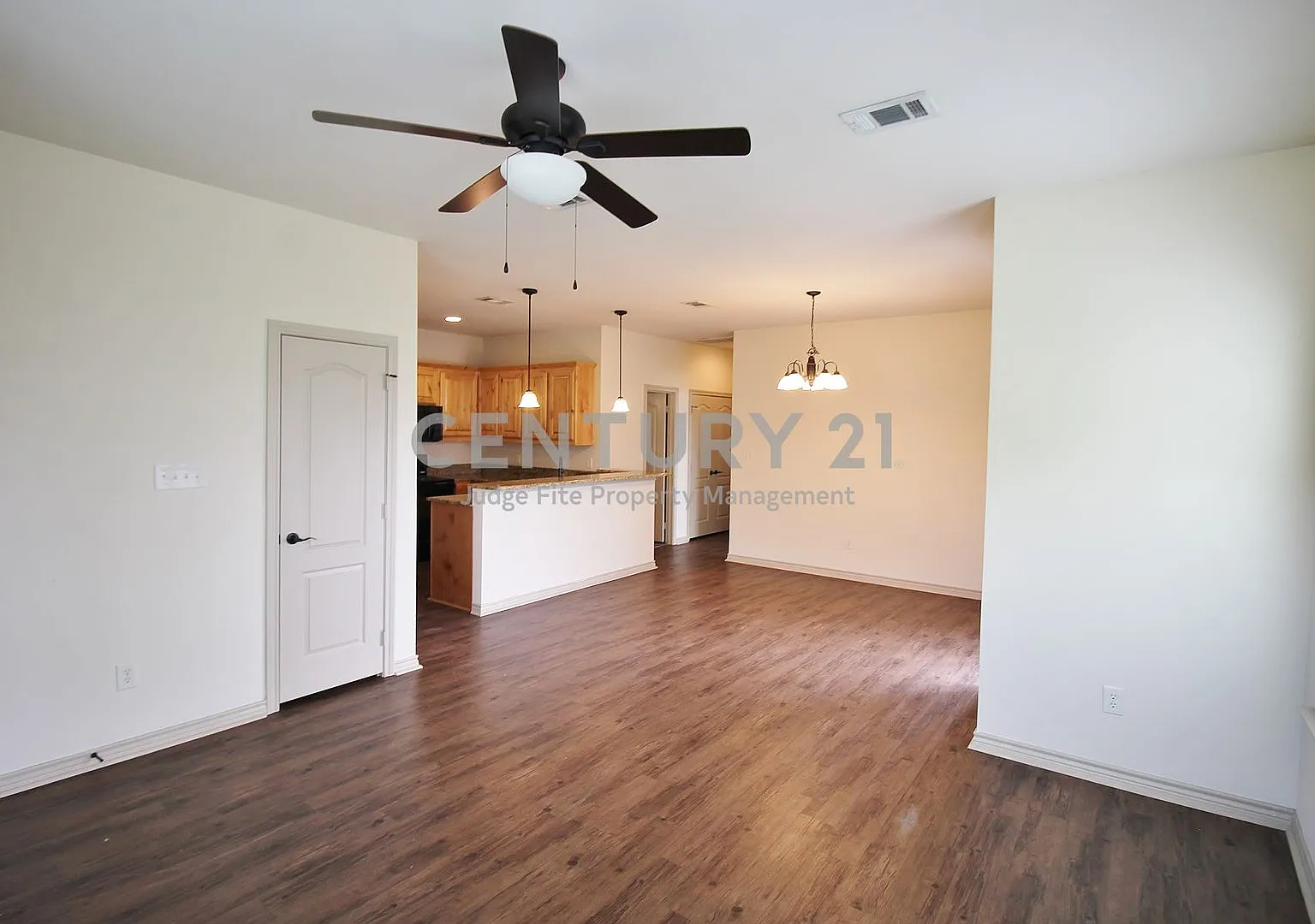 Well Maintained 2/2/1 Duplex For Rent! — Photo 4