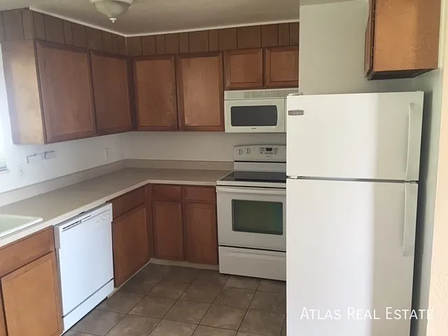 Great 3 Bed, 2 bath Unit with Onsite Laundry, Front and Rear Entry, and Deck Space! — Photo 1