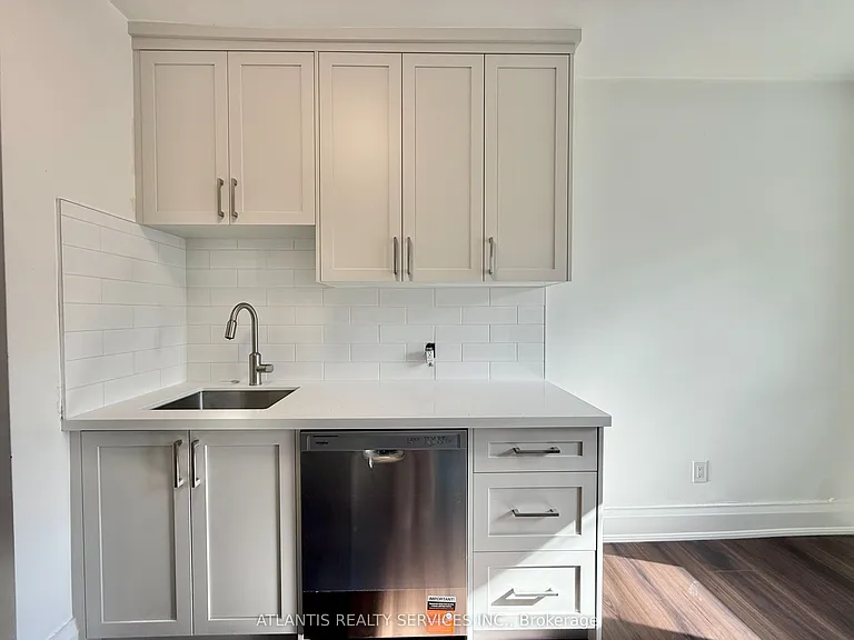 323 Lonsdale Rd #201 — Photo 3