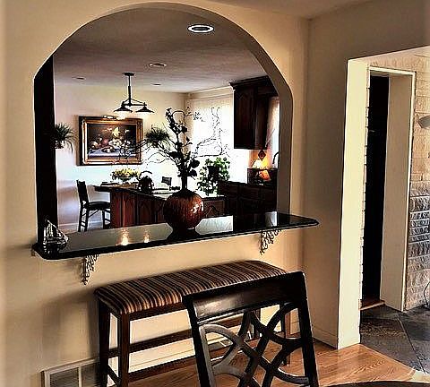 Archway to kitchen.