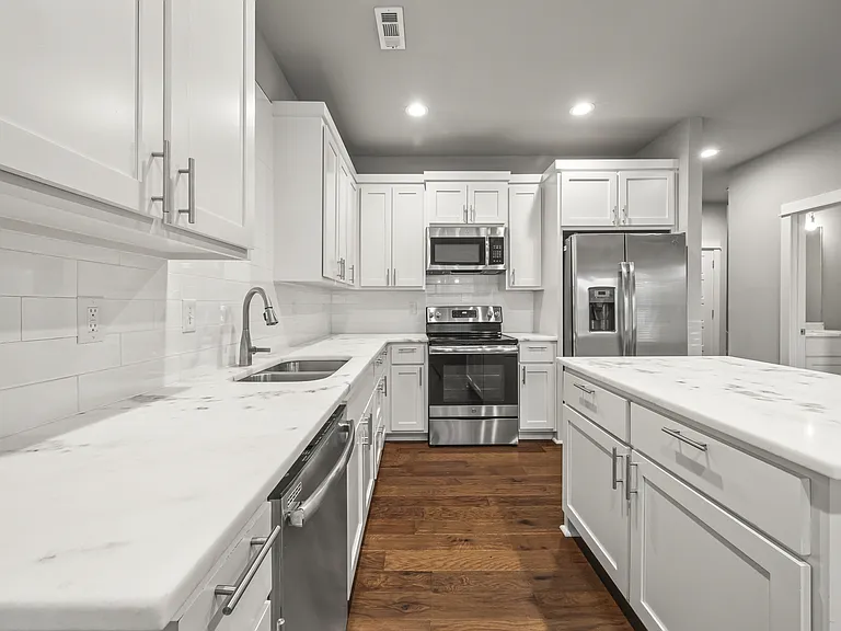 910 W Cato Springs Rd — Photo 3
