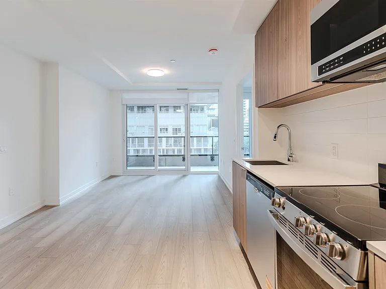 223 Redpath Ave — Photo 141