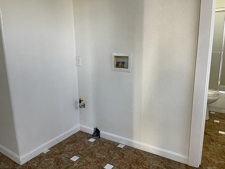682 W Macarthur Blvd — Photo 19