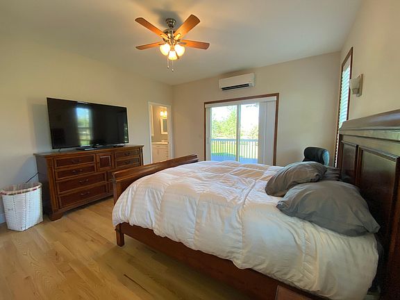 3rd image of 330 Lake Dr