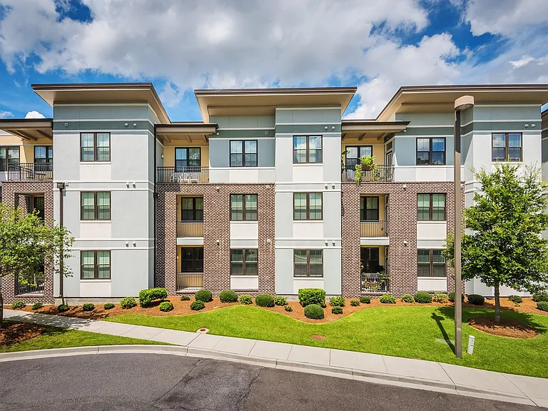 Centre Pointe Apartments — Photo 15