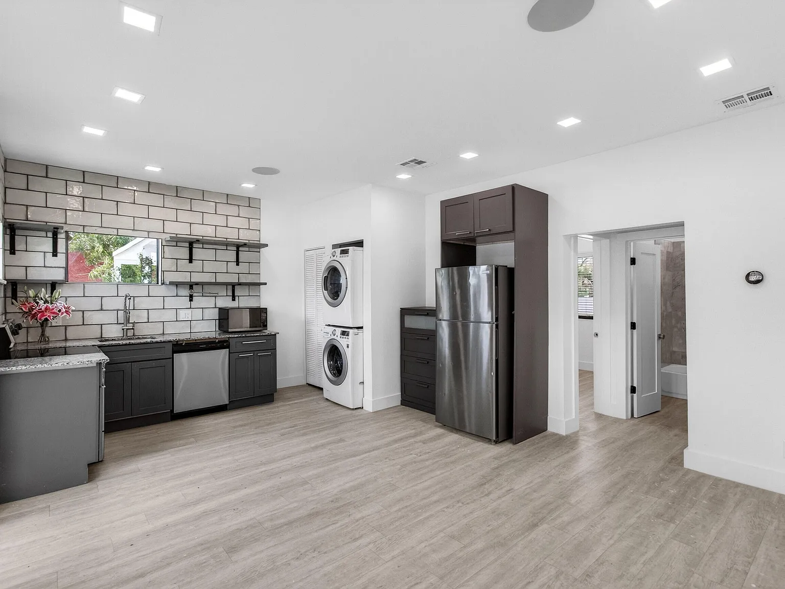3 bed, 2.0 bath, 888 sqft, $3,965 — Photo 3