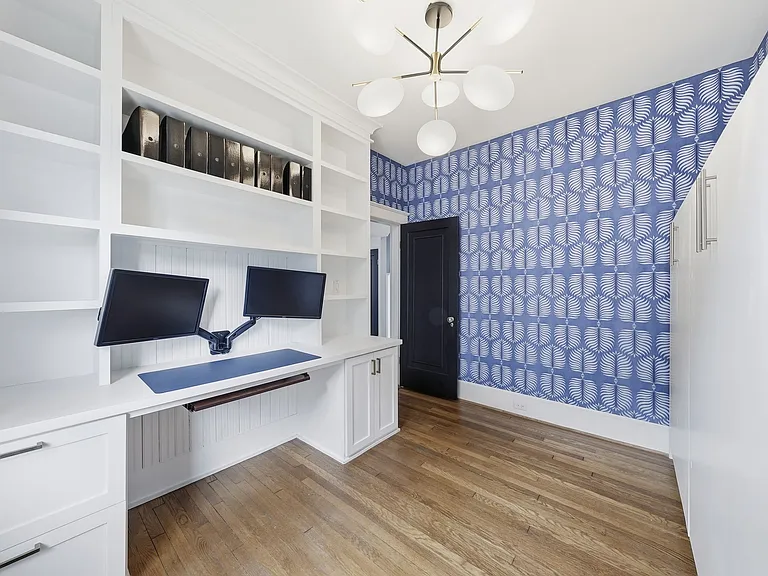 Flexible room perfect as a bedroom or home office