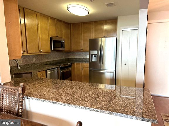 2nd image of 717 S Columbus Blvd Unit 613