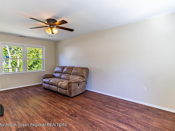 4th image of 5 Keats Dr