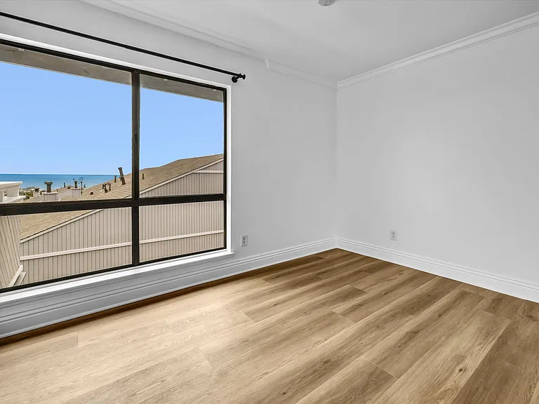 305 Columbia St — Photo 17