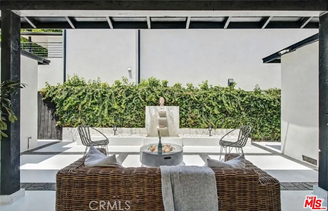 2 bed, 1.5 bath, 1100 sqft, $5,800 — Photo 1