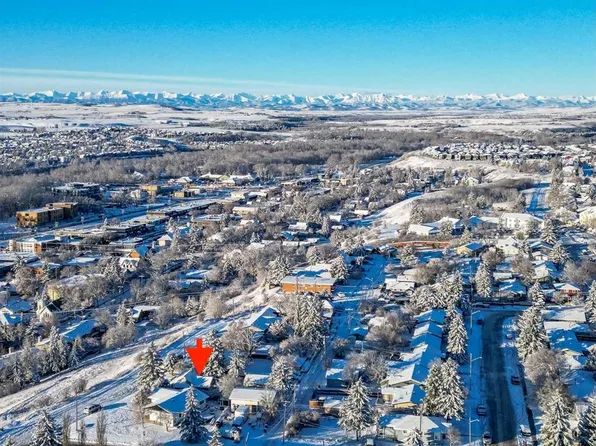 30 S Crescent Rd E, Okotoks, AB T1S 1G4