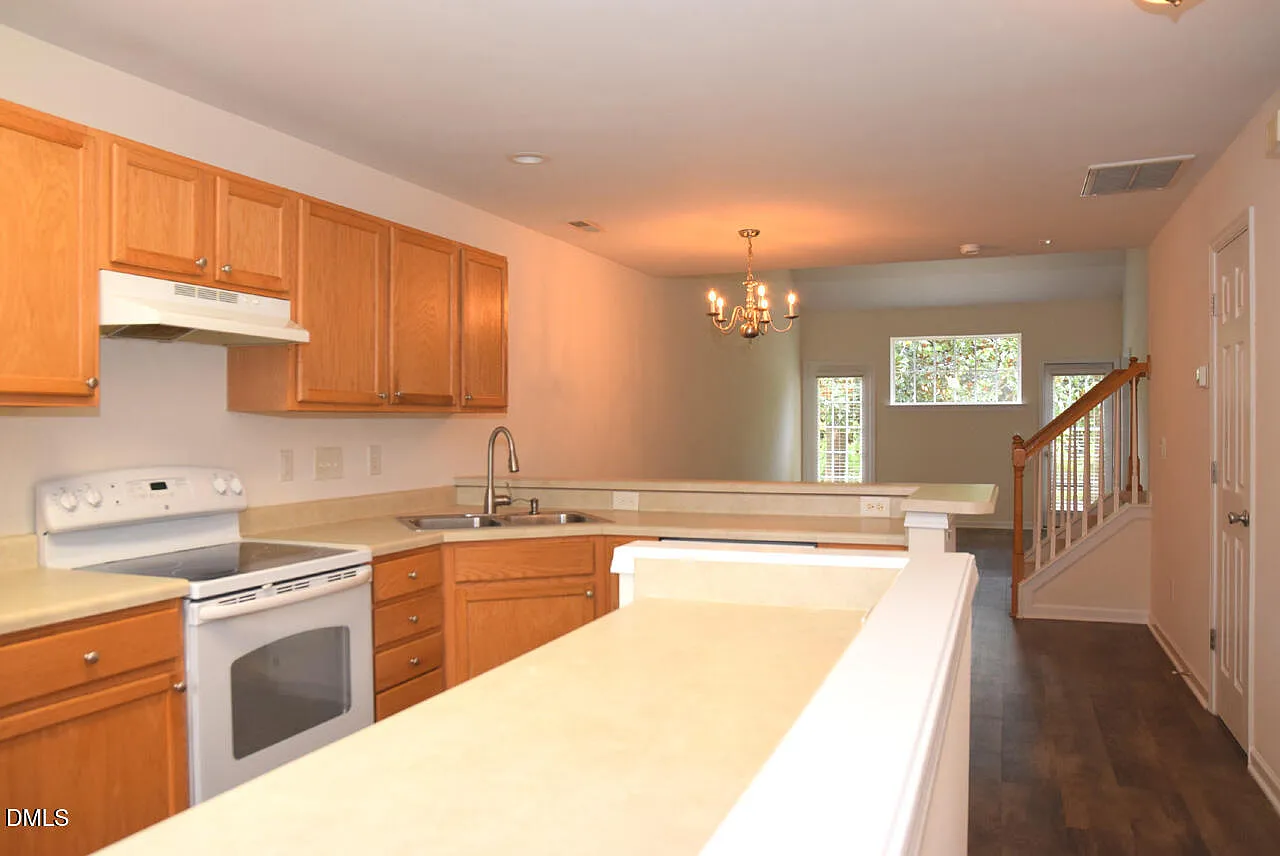 3 bed, 2.5 bath, 1643 sqft, $1,895 — Photo 2