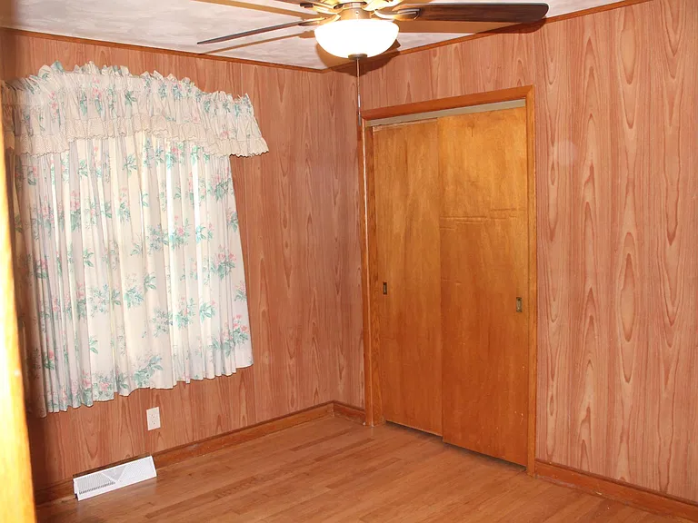 Middle Bedroom