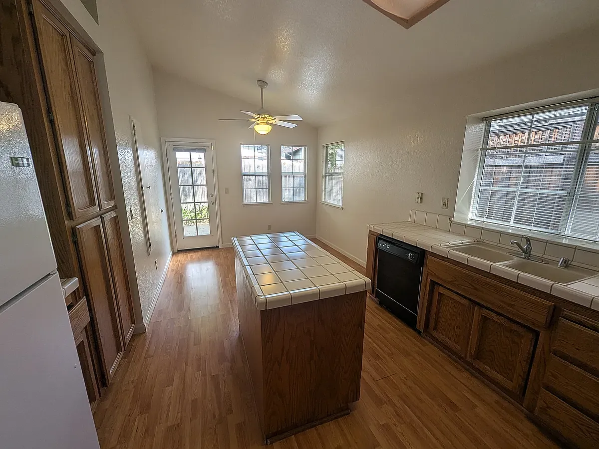 3 bed, 1448 sqft, $2,800 — Photo 3