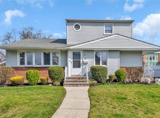 17 Columbia Rd, Hicksville, NY 11801