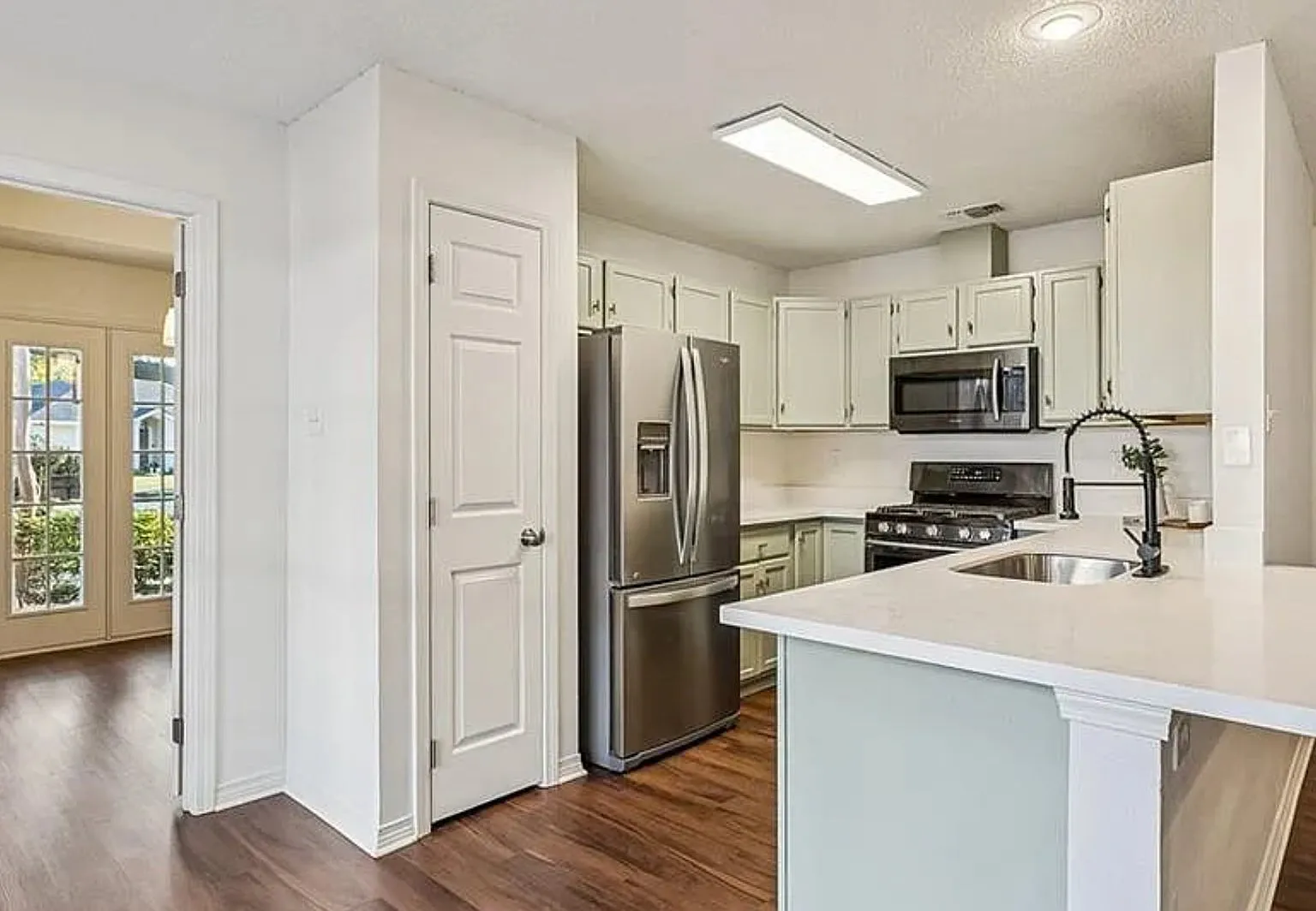 Beautiful Updated 3 bed 2 bath home immediately available- Pet Friendly — Photo 2