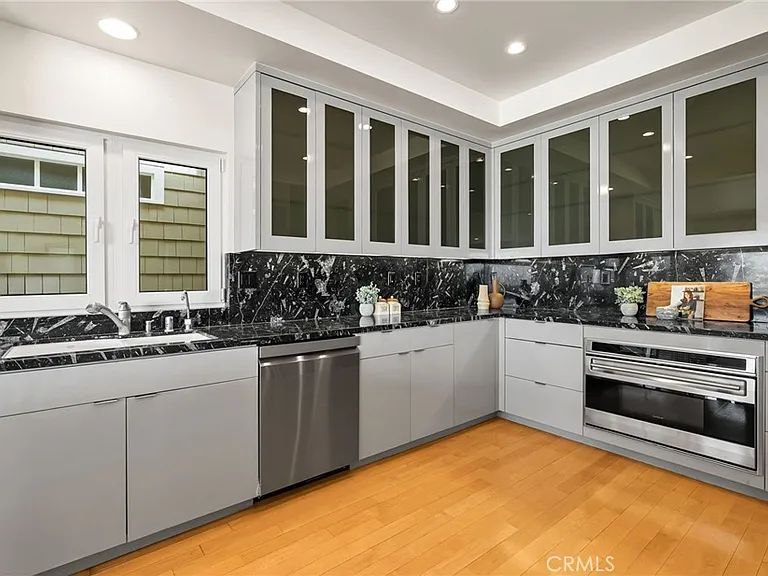 1554 E Oceanfront — Photo 14