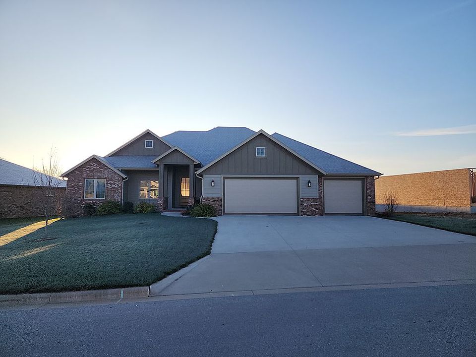 1st image of 765 N Fox Hill Cir