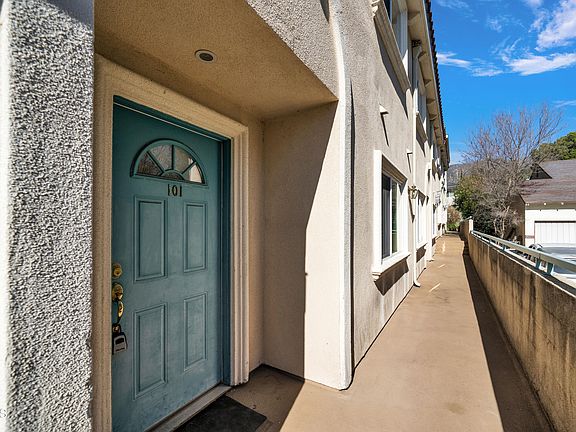 3rd image of 2663 Montrose Ave #101