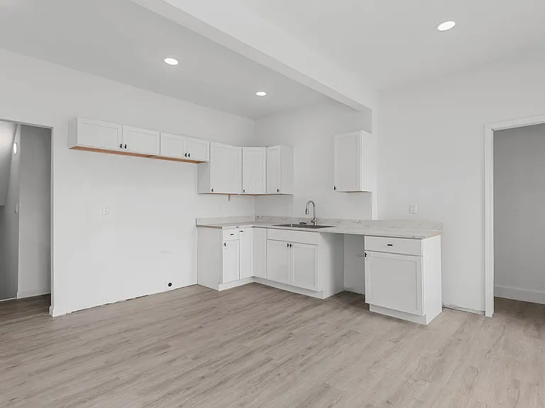 910 S 2nd St — Photo 4