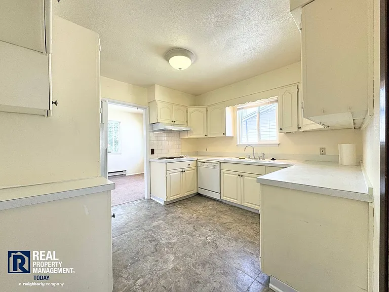 338 Regents Blvd — Photo 5