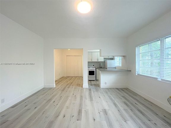 3rd image of 1021 Euclid Ave APT 9