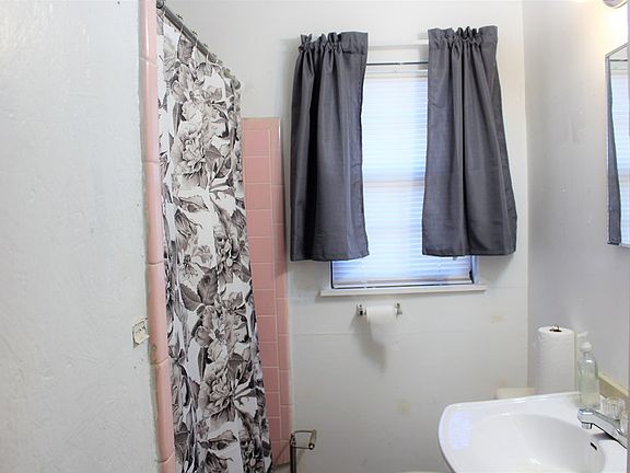 5th image of 912 Bethune St