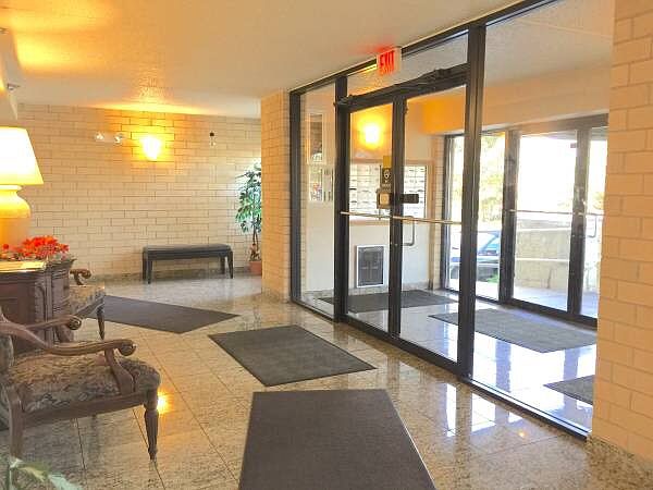 Lobby/mailboxes/entrance