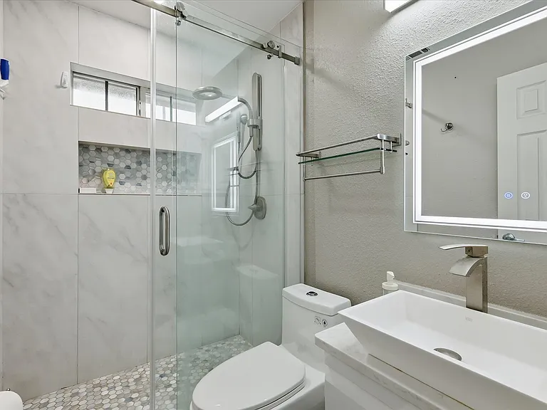 600 Raintree Cir — Photo 29