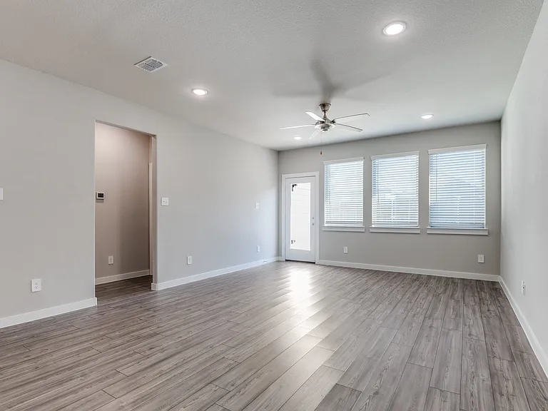 2412 Green River Rd — Photo 6
