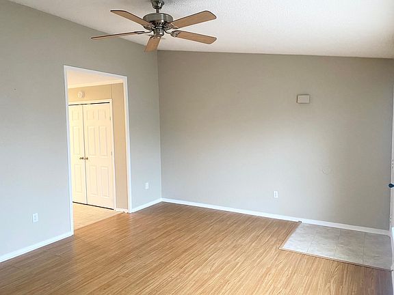 3rd image of 952 Meadowlark Cir