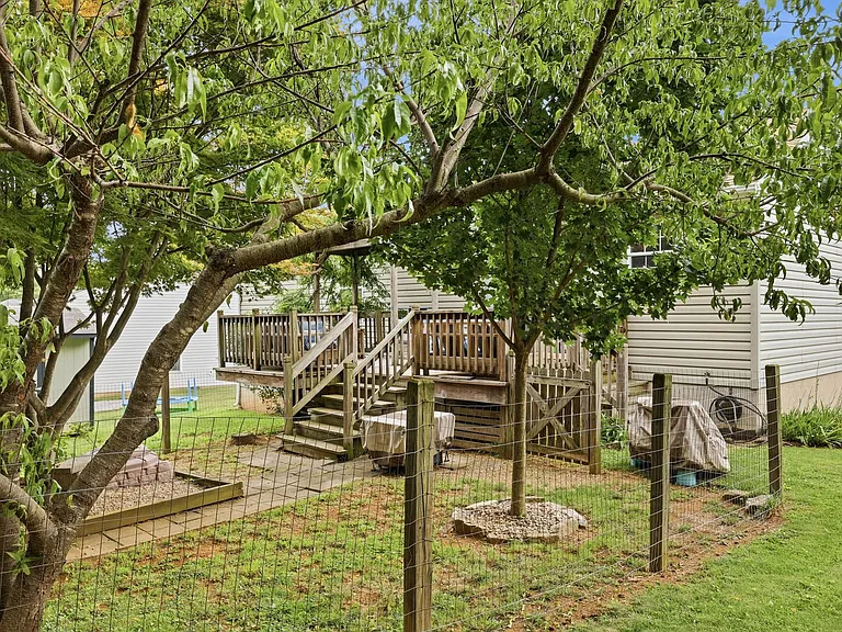 209 Greenwood Rd — Photo 20