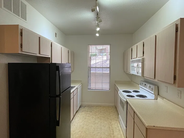 231 W Horizon Ridge Pkwy #1116 — Photo 4