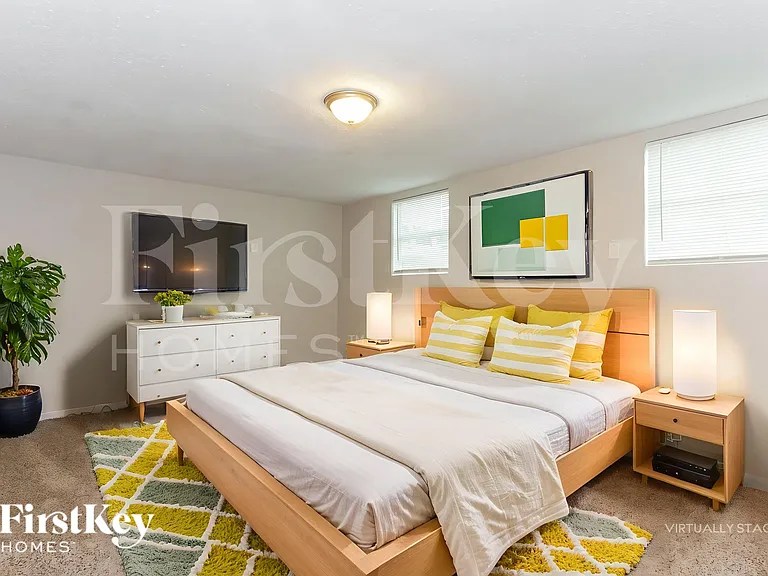 917 Montclair Dr — Photo 8