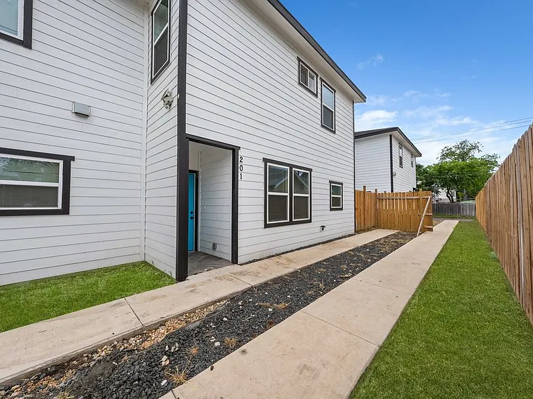 323 Gabriel St #201 — Photo 2