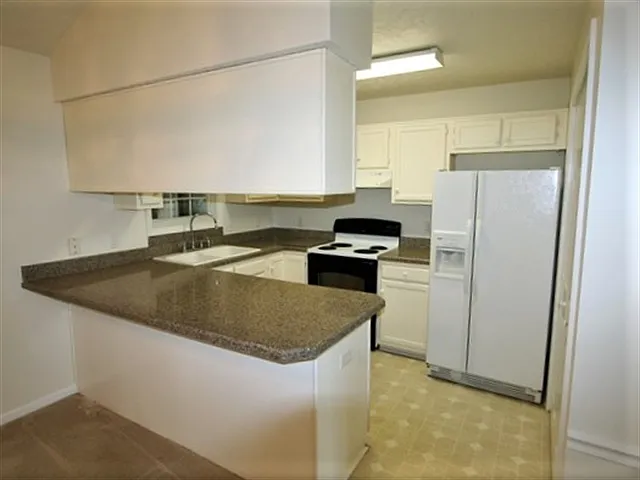 2416 Bradfield Ct — Photo 3