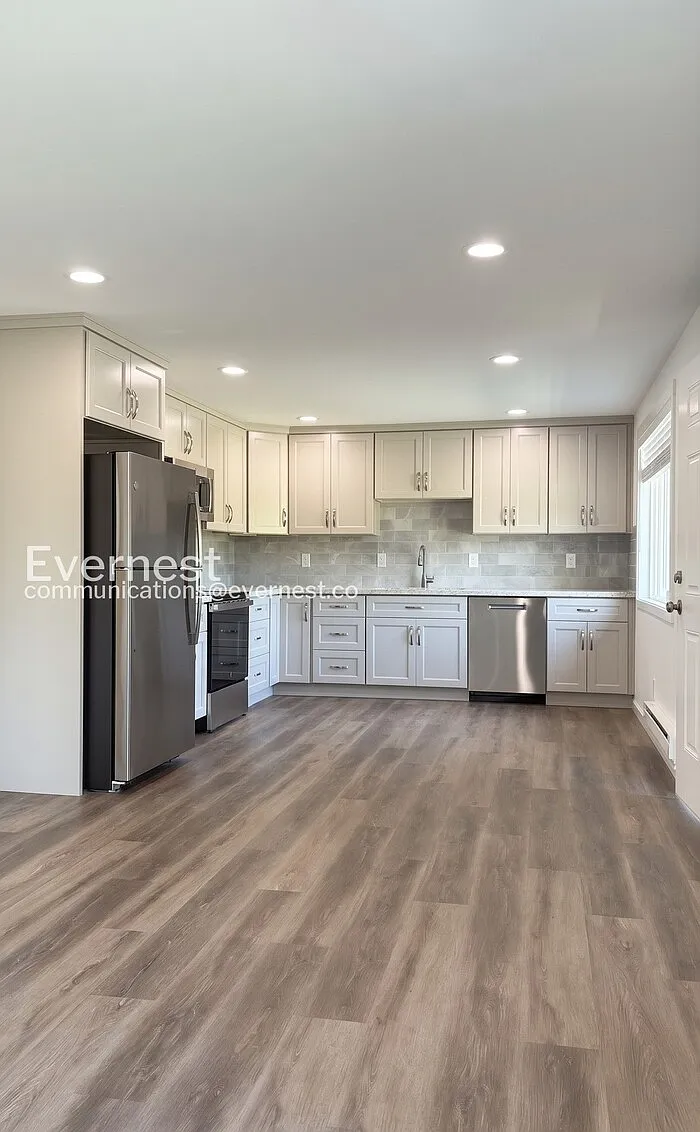 3 bed, 2.0 bath, 1058 sqft, $2,800 — Photo 3