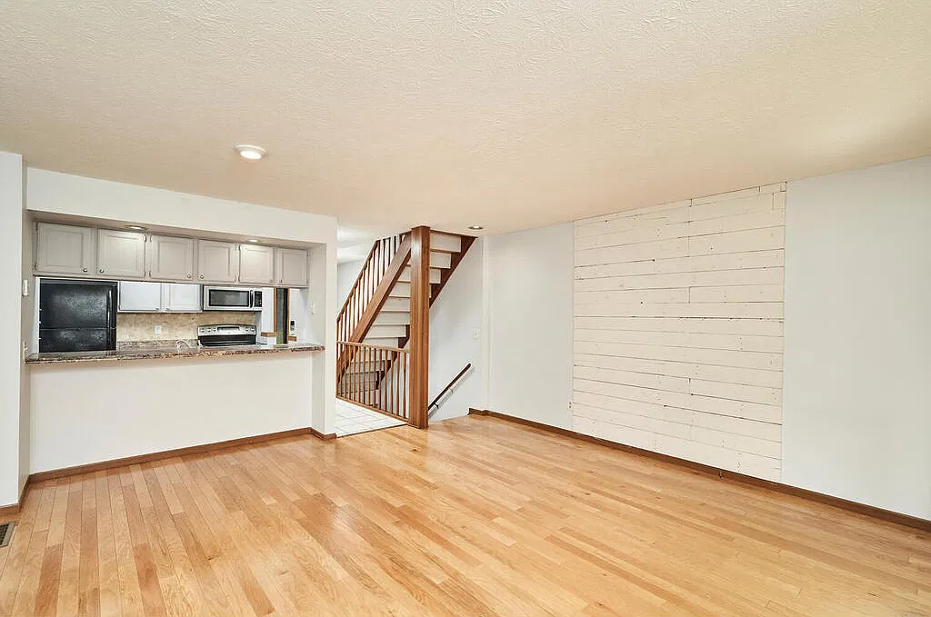 2 bed, 2.5 bath, 1324 sqft, $1,650 — Photo 2
