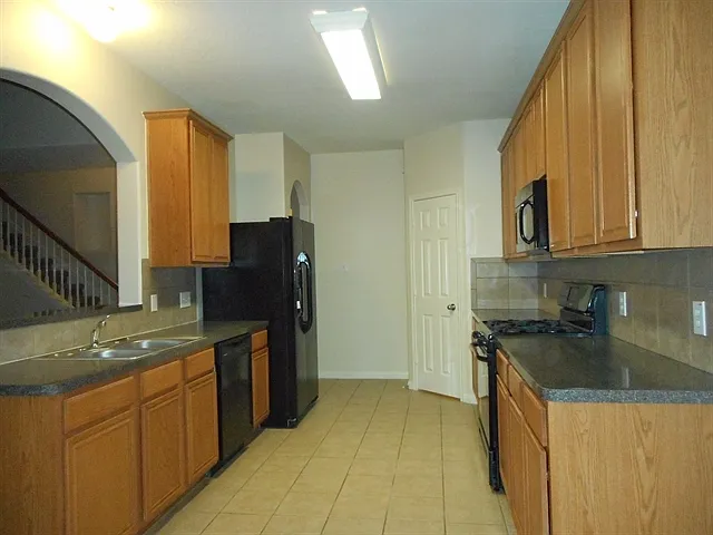 4 bed, 2.5 bath, 2975 sqft, $2,535 — Photo 2