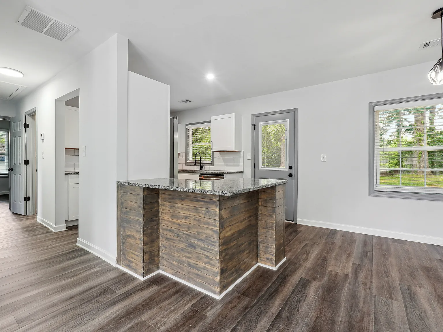 4 bed, 1104 sqft, $2,200 — Photo 4