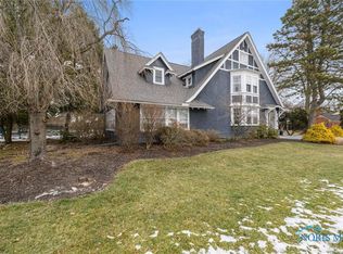 121 Eagle Point Dr, Rossford, OH 43460