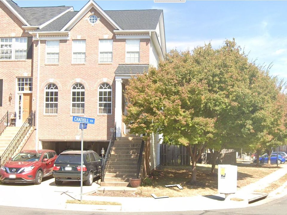 Picture of the house in the summer time