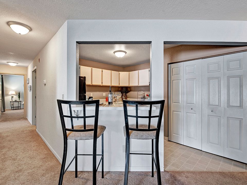 River's Cove dining area