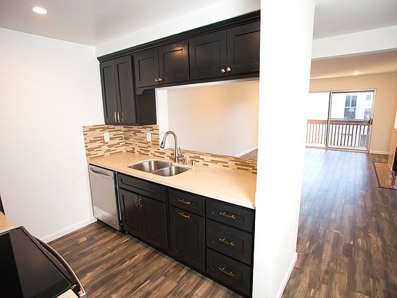 4th image of 5334 Lindley Ave Unit 326