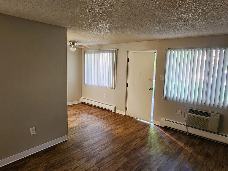 Crestview Apartments — Photo 12